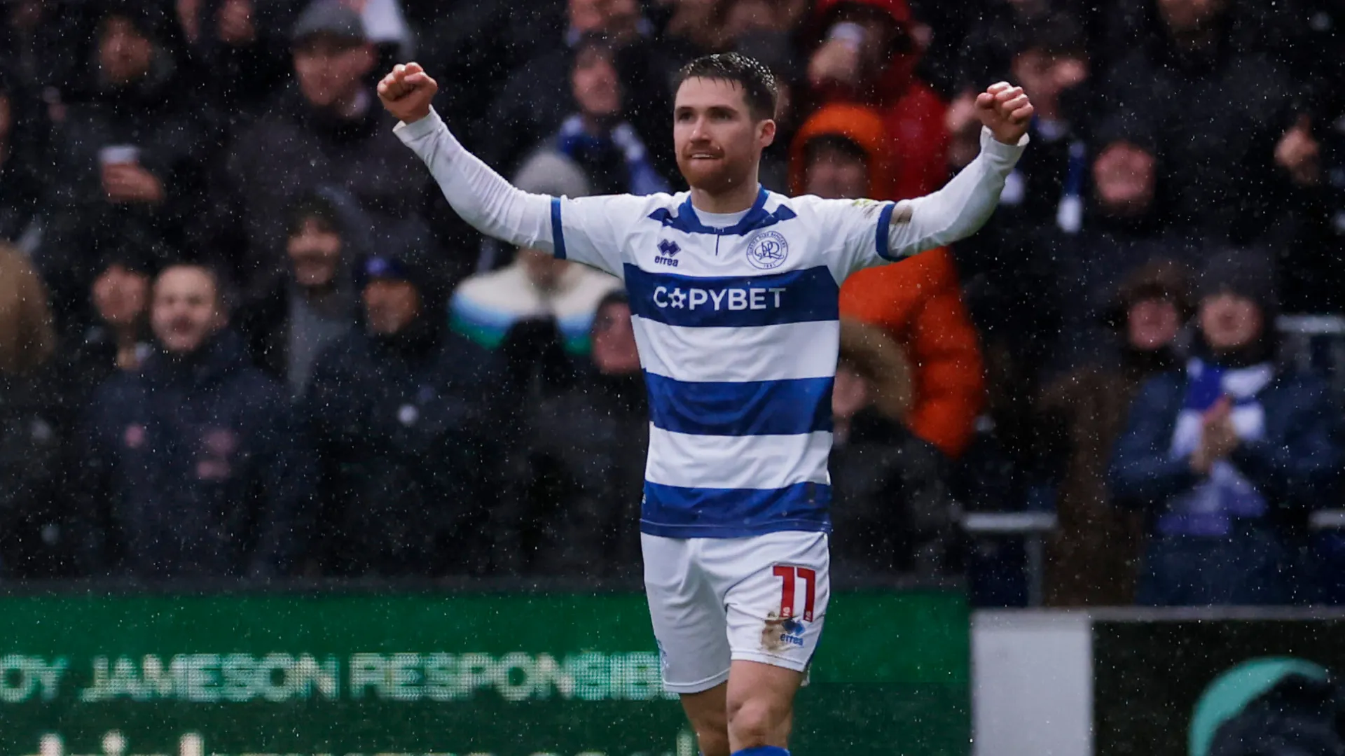 Paul Smyth trong màu áo Queens Park Rangers (QPR) đối mặt cạnh tranh vị trí