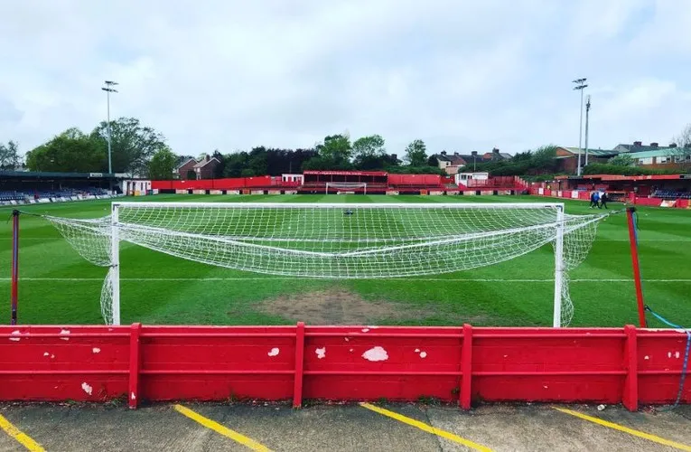 Phía sau khung thành sân Impact Arena, nơi ánh mắt dõi theo từng pha bóng của Alfreton Town