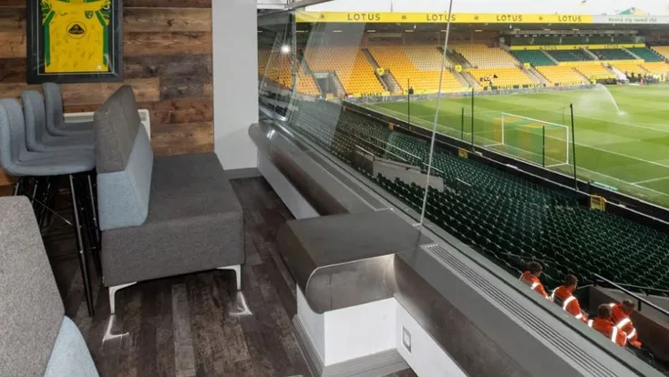 Phòng chờ khách VIP sang trọng tại Carrow Road, mang đến trải nghiệm độc đáo cho người hâm mộ.