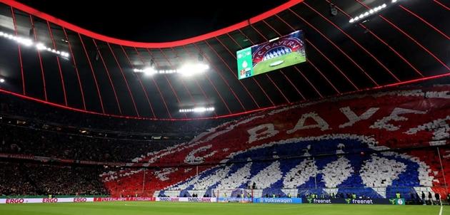 Sân vận động Premier League lung linh ánh đèn và khán đài đầy ắp cổ động viên cuồng nhiệt