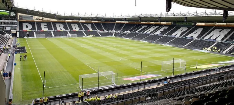 Quang cảnh sân vận động Pride Park từ khán đài nhìn xuống