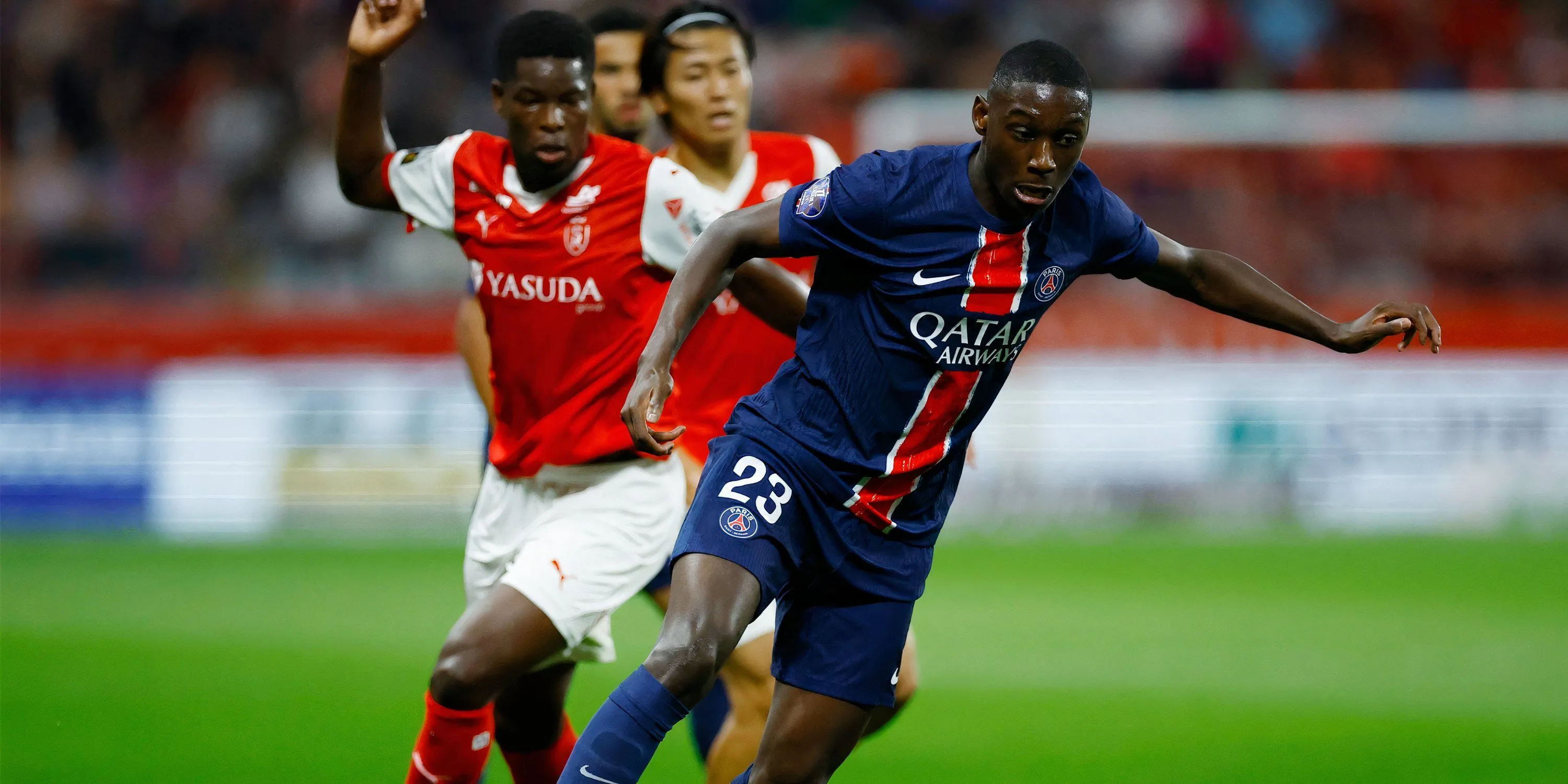Randal Kolo Muani trong màu áo PSG trên sân cỏ