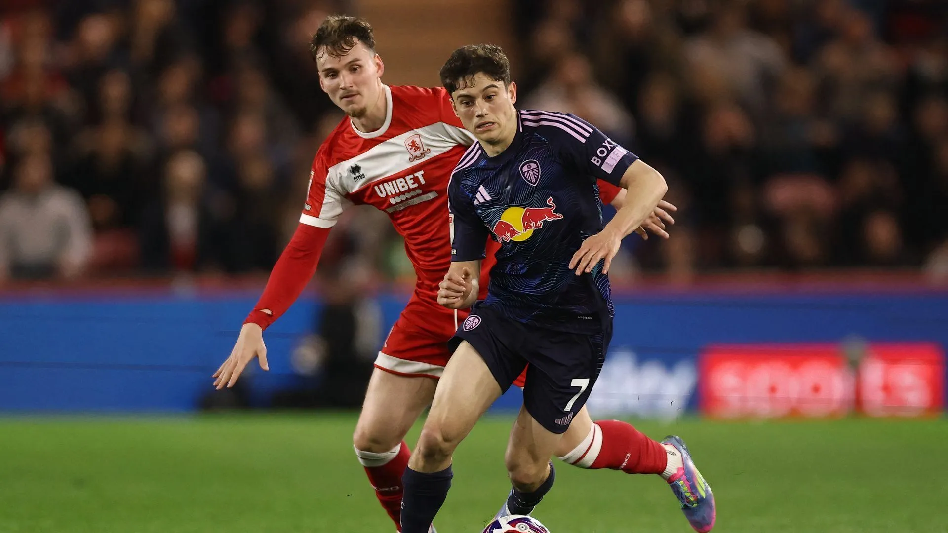 Rav van den Berg, hậu vệ trẻ tiềm năng của Middlesbrough, đang được các CLB Premier League quan tâm
