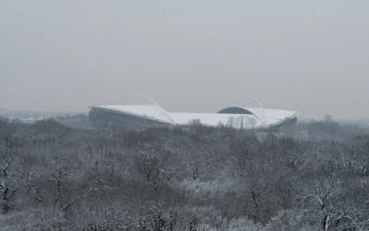 Red Bull Arena chìm trong tuyết trắng mùa đông, một vẻ đẹp tĩnh mịch và lạnh lẽo.