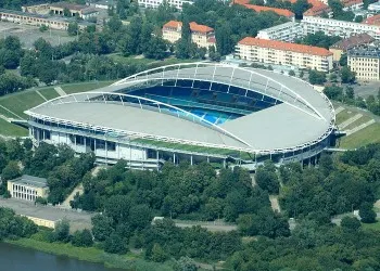 Red Bull Arena hiện lên lặng lẽ từ trên cao, một biểu tượng của Leipzig giữa những tầng mây.