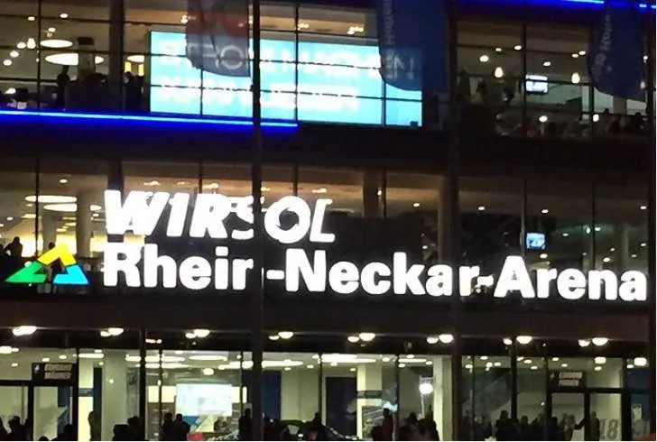 Rhein-Neckar-Arena lung linh dưới ánh đèn đêm, một góc tĩnh lặng của sân vận động Hoffenheim.