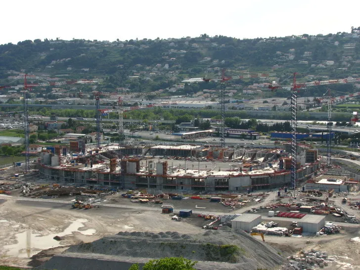 Sân Allianz Riviera đang trong giai đoạn xây dựng vào tháng 4 năm 2012, hình ảnh của một tương lai đang hình thành.