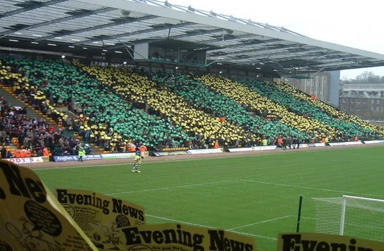 Sân Carrow Road rực rỡ dưới ánh đèn vào ngày có trận đấu, không khí náo nhiệt của Norwich City.