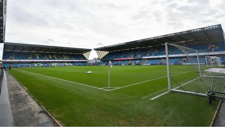 Sân cỏ xanh mướt của The Den, trái tim của mỗi trận đấu bóng đá Millwall.