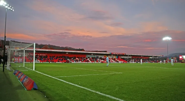 Sân Crown Ground trong một ngày thi đấu, bầu không khí sôi động của Accrington Stanley