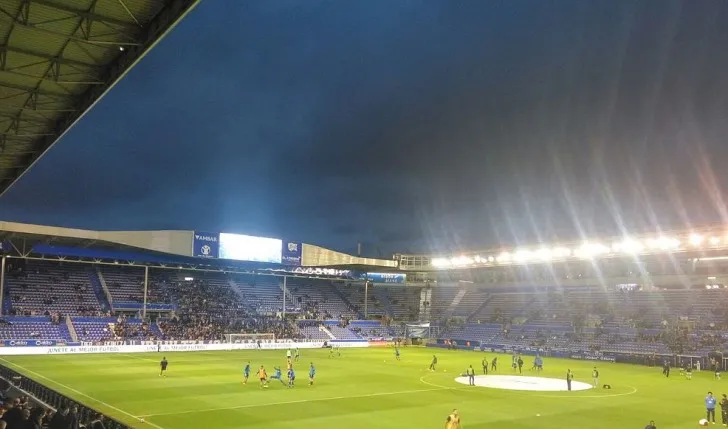 Sân Mendizorrotza lung linh dưới ánh đèn pha, chờ đợi những đêm bóng đá nồng nhiệt của Deportivo Alavés.