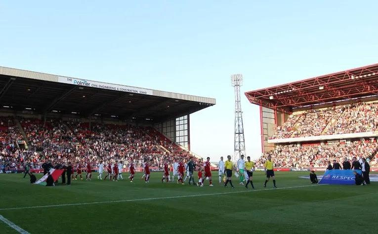 Sân Oakwell trong ngày thi đấu, biểu tượng của Barnsley rực cháy đam mê