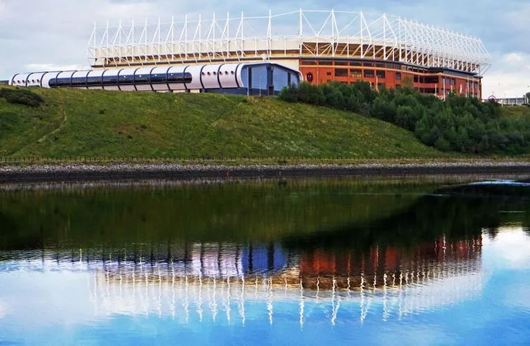 Sân vận động Ánh Sáng lấp lánh qua dòng sông Wear, biểu tượng kiêu hãnh của thành phố Sunderland.
