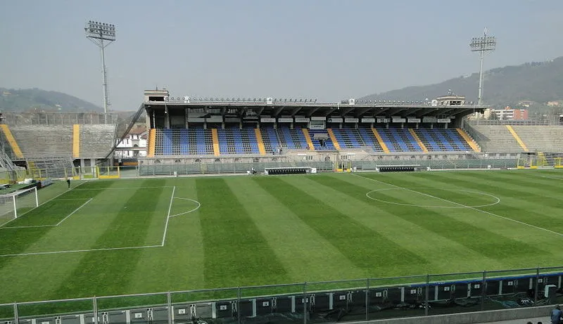 Sân vận động Gewiss Stadium vắng lặng trong một buổi chiều không có trận đấu, chờ đợi những bước chân đam mê trở về.