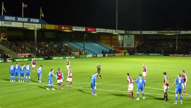 Sân vận động Glanford Park trong trận đấu giữa Scunthorpe United và Middlesbrough, một khoảnh khắc trên sân nhà của The Iron.