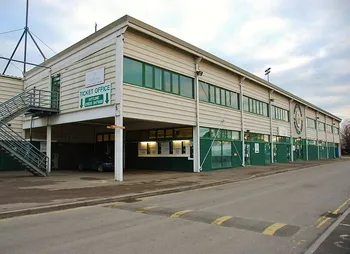 Sân vận động Huish Park nhìn từ xa, biểu tượng của Yeovil Town