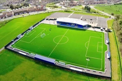 Sân vận động Parkside, ngôi nhà của Aveley FC, lặng lẽ dưới ánh chiều tà