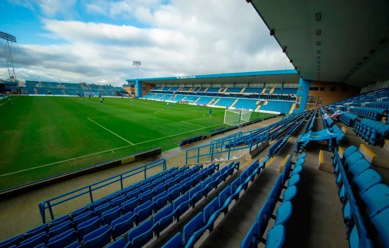 Sân vận động Priestfield nhìn từ khán đài