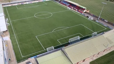 Sân vận động Priory Lane, tổ ấm của Eastbourne Borough FC, hiện lên lặng lẽ giữa thị trấn Eastbourne.