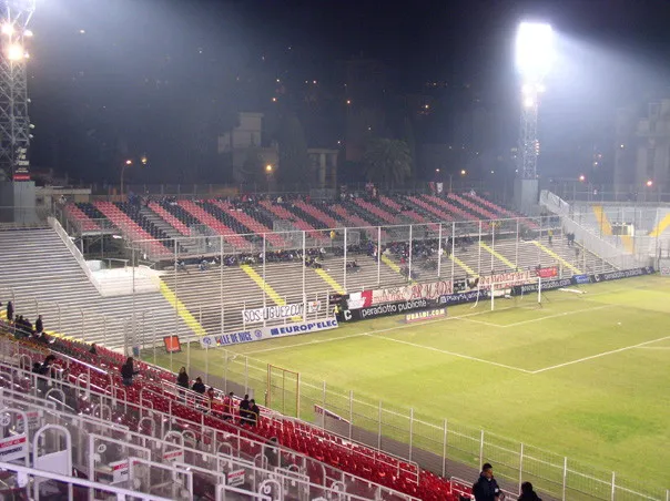 Sân vận động Stade du Ray cũ của OGC Nice, nơi cất giữ ký ức về một thời đã qua.