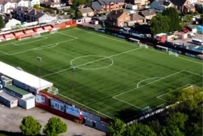 Sân vận động The Lamb Ground nhìn từ trên cao, biểu tượng của Tamworth FC và bóng đá bán chuyên Anh.