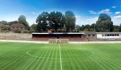Sân vận động The Meadow của Chesham United dưới ánh nắng chiều yên ả