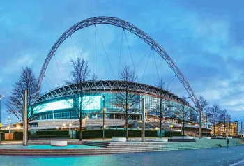 Sân vận động Wembley lung linh dưới ánh đèn, biểu tượng của bóng đá Anh