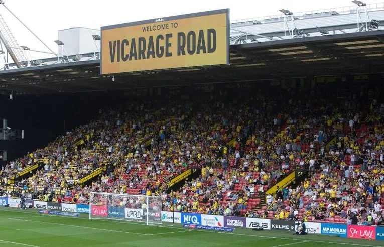 Sân Vicarage Road rực rỡ trong ngày thi đấu, hàng ngàn cổ động viên Watford đổ về