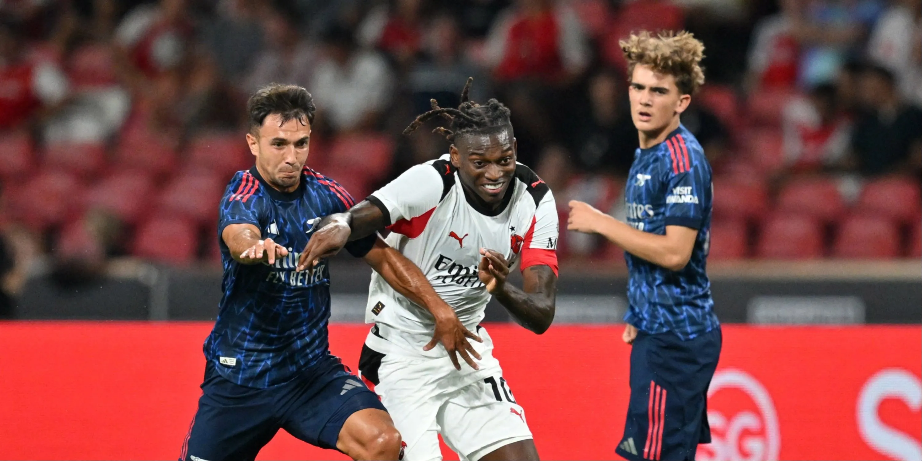 Sao trẻ Max Dowman của Arsenal tranh chấp bóng