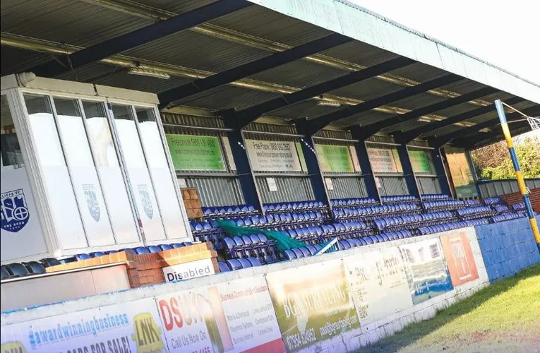 Sơ đồ bố trí chỗ ngồi tại sân vận động Stainton Park của Radcliffe FC, thể hiện các khán đài chính như Lodge End và Pilkington Road End