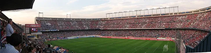 Sơ đồ bố trí chỗ ngồi tại sân vận động Vicente Calderón của Atletico Madrid, với các khu vực khán đài và lối vào rõ ràng.