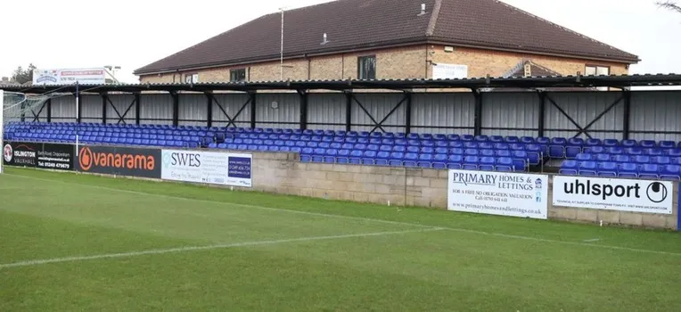 Sơ đồ chỗ ngồi và bố cục cơ bản của sân Hardenhuish Park, Chippenham Town