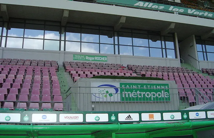 Sơ đồ tổng thể các khán đài tại Stade Geoffroy-Guichard, cho thấy cách bố trí độc đáo và khu vực chỗ ngồi của sân nhà AS Saint-Étienne.