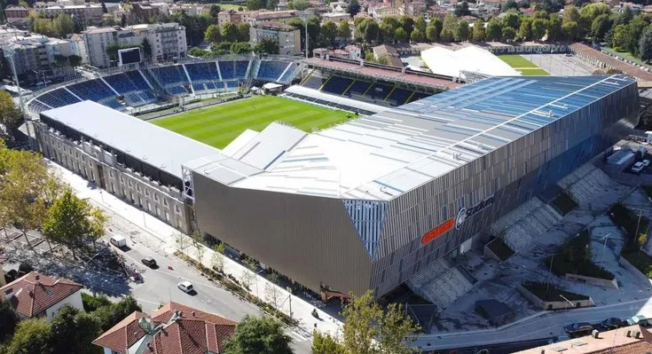 Sơ đồ tổng thể sân Gewiss Stadium của CLB Atalanta, chỉ dẫn các khu vực khán đài và lối vào.