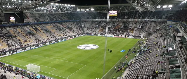 Tầm nhìn toàn cảnh sân bóng từ một góc khán đài Juventus Stadium