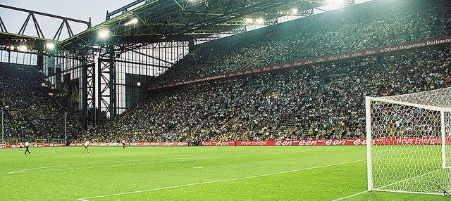 Tầm nhìn từ mặt sân Signal Iduna Park, cảm nhận sự gần gũi với cầu thủ