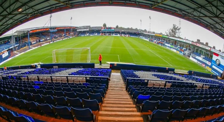 Tầm nhìn từ một khán đài Kenilworth Road, bao quát toàn bộ sân bóng lịch sử của Luton Town