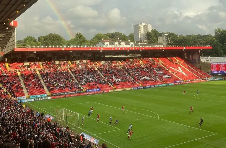 The Valley Stadium rực sáng trong ngày thi đấu, nơi âm vang cổ vũ lay động