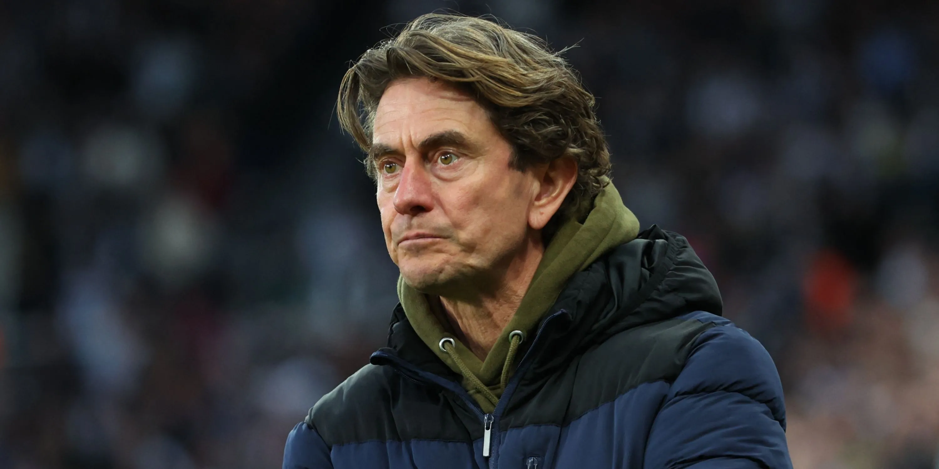 Thomas Frank trên ghế huấn luyện Tottenham, ánh mắt trầm tư nhìn sân Ngoại hạng Anh.
