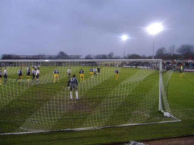 Thủ môn Forest Green Rovers dõi theo trái bóng trên sân cỏ xanh The New Lawn