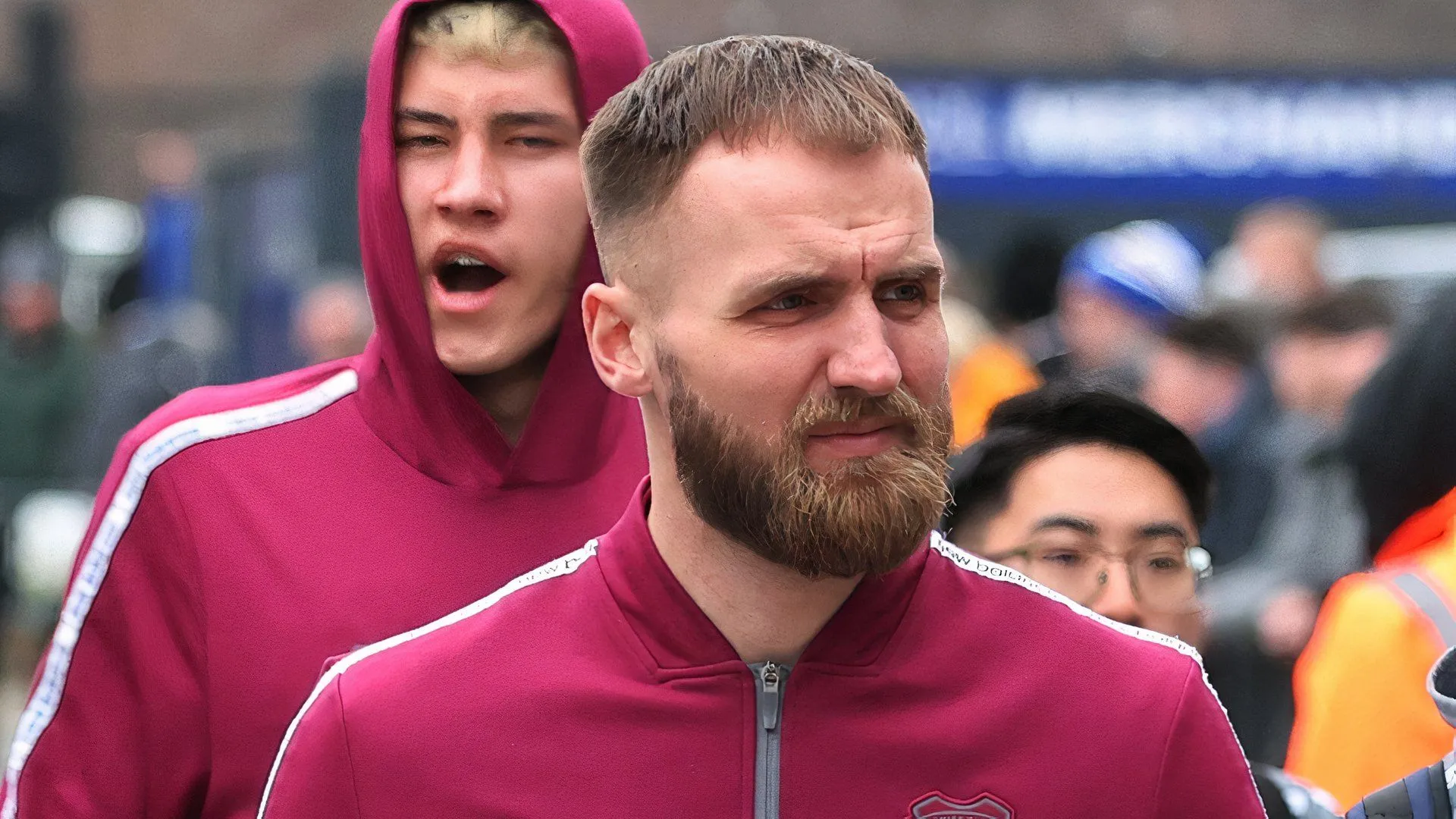 Thủ môn Jak Alnwick của Cardiff City thi đấu