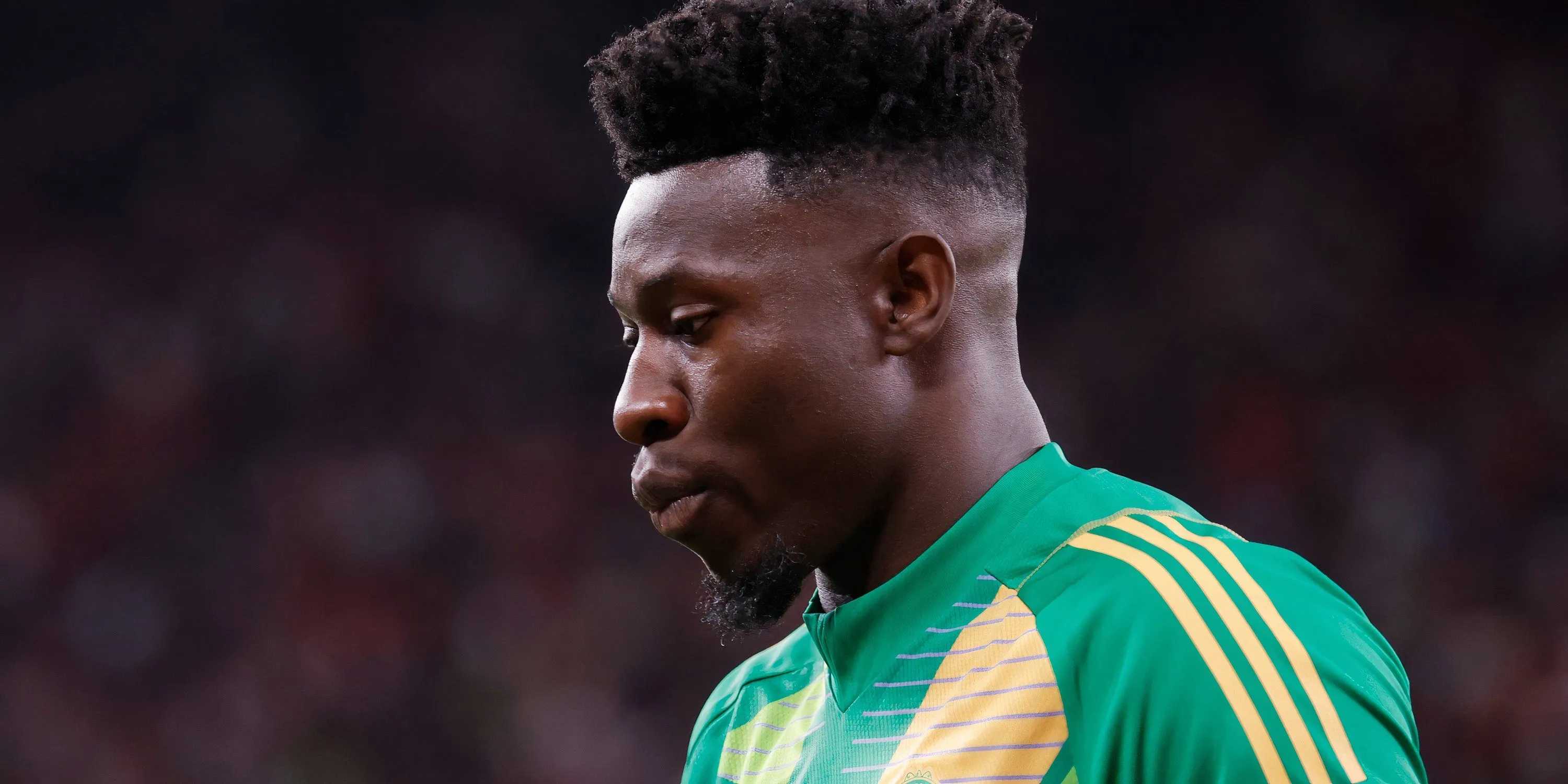 Thủ thành Andre Onana trong một pha bóng mắc lỗi, nguyên nhân khiến Manchester United phải tìm kiếm sự thay thế