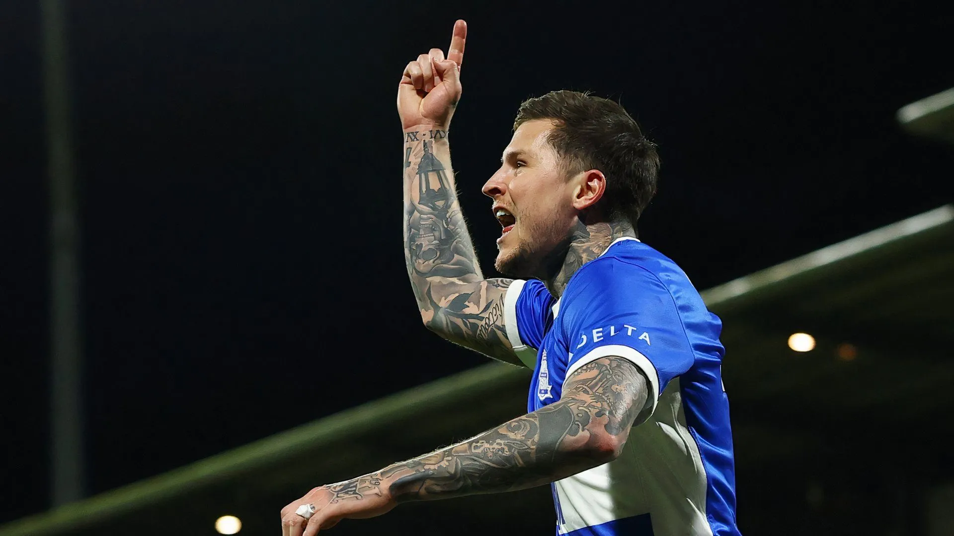 Tiền đạo Lyndon Dykes ghi bàn cho Birmingham City trong trận đấu tại League One