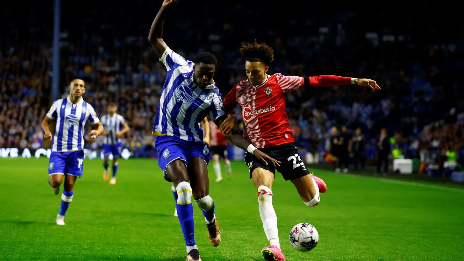 Tiền vệ cánh Samuel Edozie trong màu áo Southampton