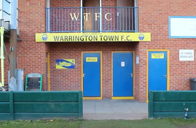 Tòa nhà câu lạc bộ và khu vực vào sân tại Cantilever Park, biểu tượng của Warrington Town FC.