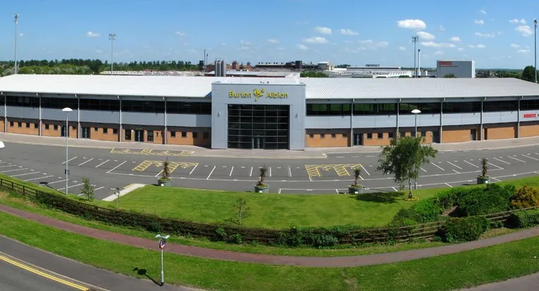 Toàn cảnh bên ngoài Pirelli Stadium, một góc yên bình của bóng đá Anh