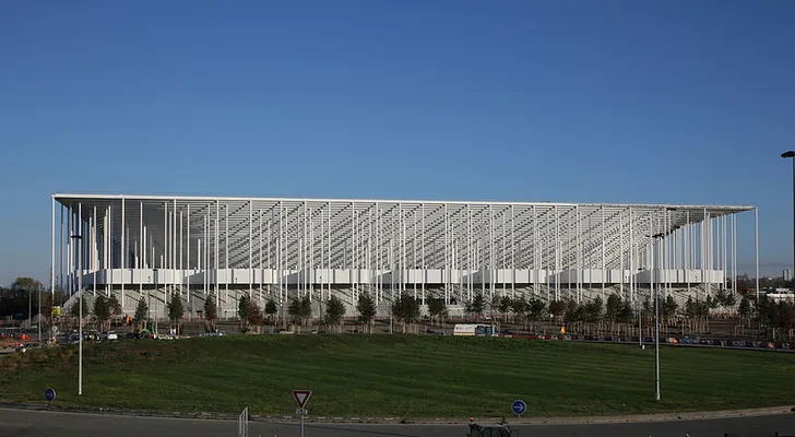 Toàn cảnh bên ngoài sân Matmut Atlantique, một công trình kiến trúc hiện đại tại Bordeaux