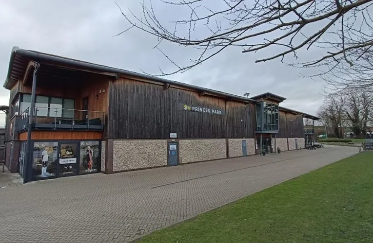 Toàn cảnh bên ngoài sân vận động Princes Park, kiến trúc độc đáo của sân nhà Dartford.