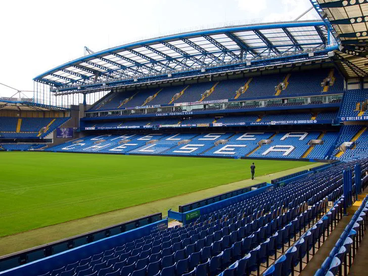 Toàn cảnh bên trong sân vận động Stamford Bridge, khán đài sôi động ngày thi đấu