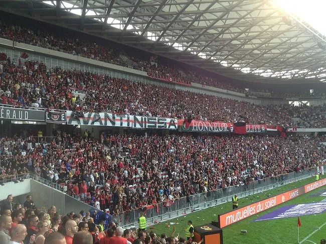Toàn cảnh các khán đài bên trong sân Allianz Riviera, không gian chờ đón những cảm xúc bóng đá.